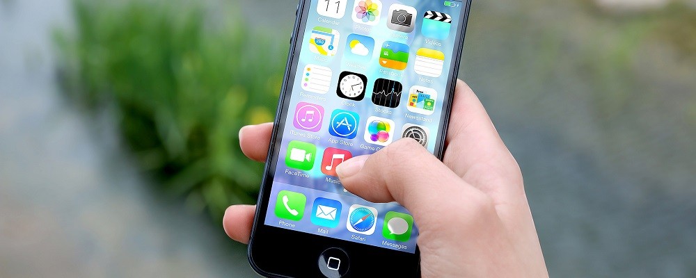 hand-apple-iphone-smartphone technology